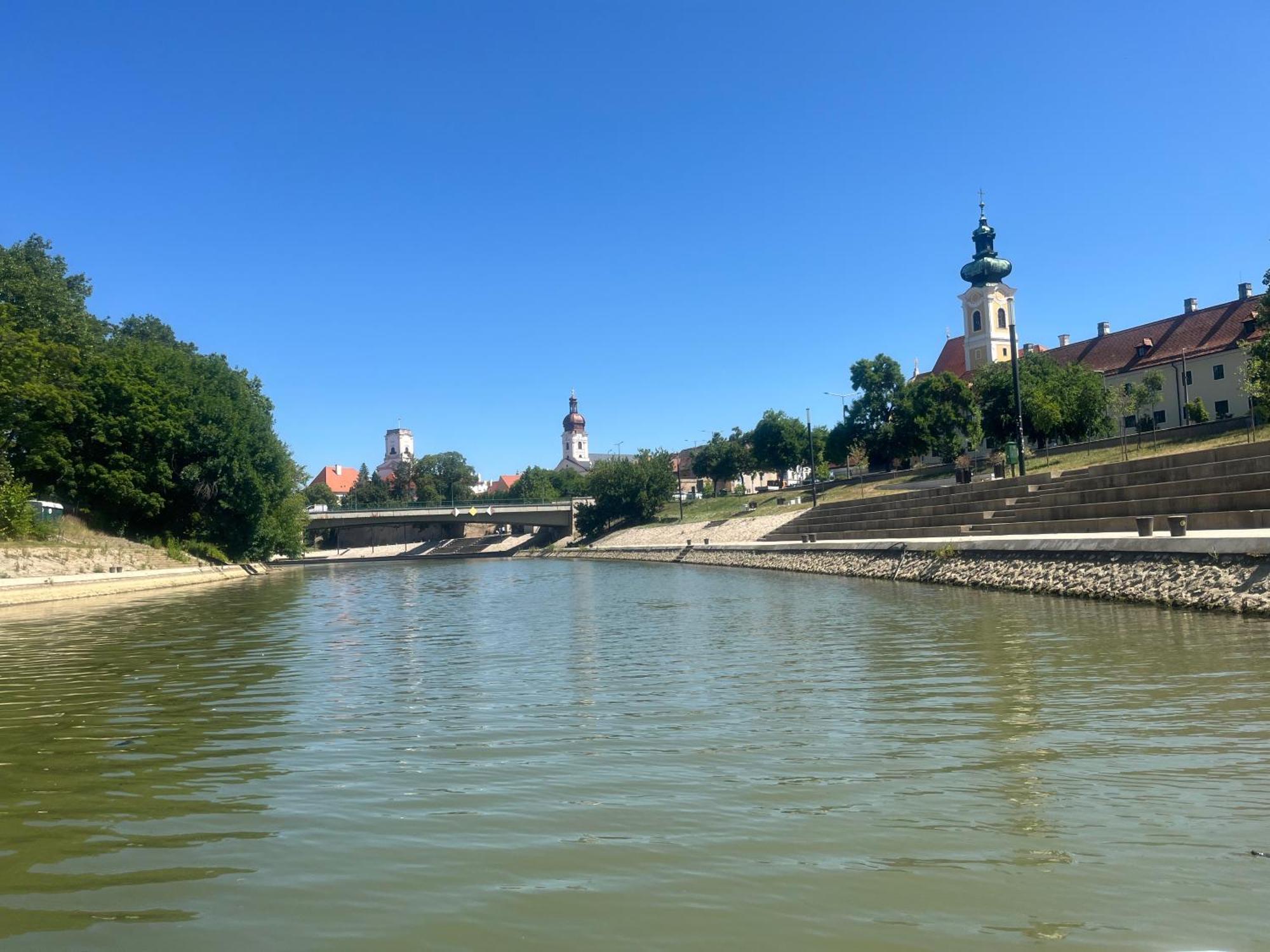 River - Free Parking *
